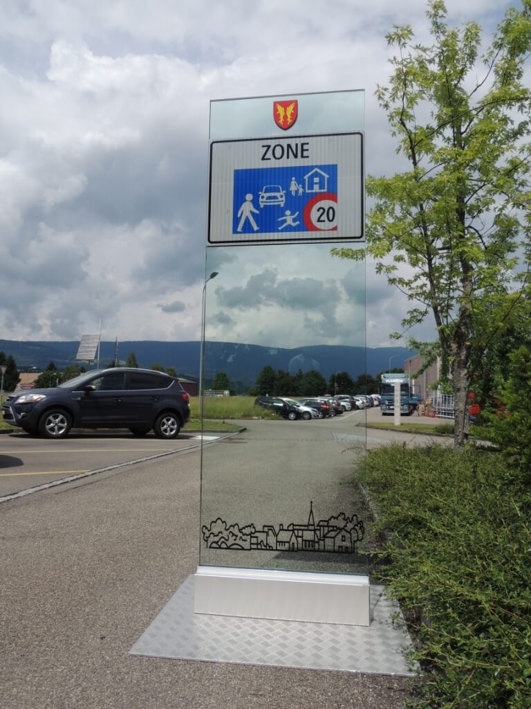 Totem en verre pour les zones dans votre commune